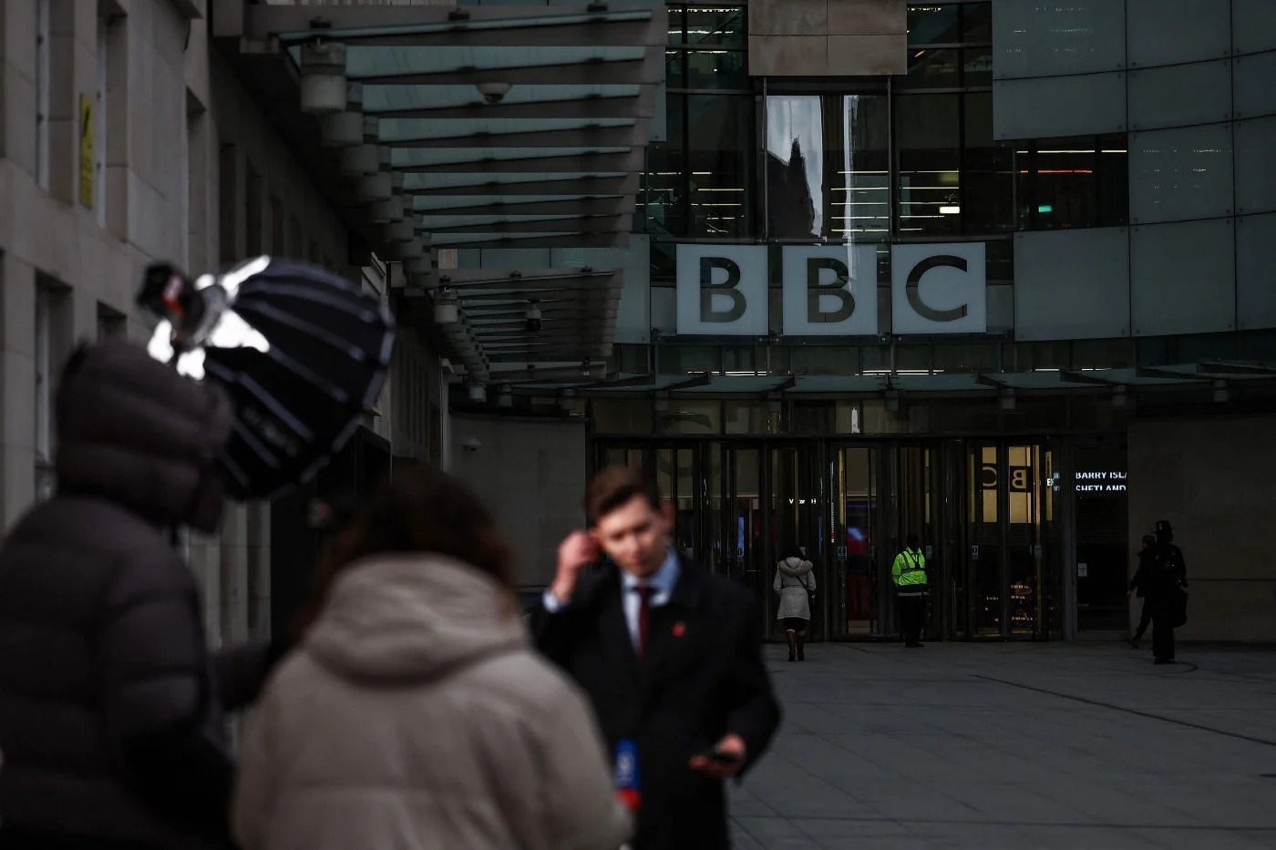 《BBC》表示，每月约94%英国成年人使用其服务，然而近年来，该公司饱受一系列争议和丑闻困扰，动摇了公众对其信任感。（法新社档案照）