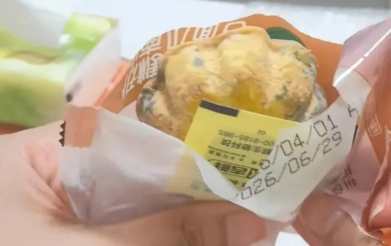 深圳有消费者反映,在山姆会员店购买的南瓜小面包于保存期限内即出现大面积发霉情况。(图取材深圳新闻网) 深圳有消费者反映,在山姆会员店购买的南瓜小面包于保存期限内即出现大面积发霉情况。(图取材深圳新闻网)