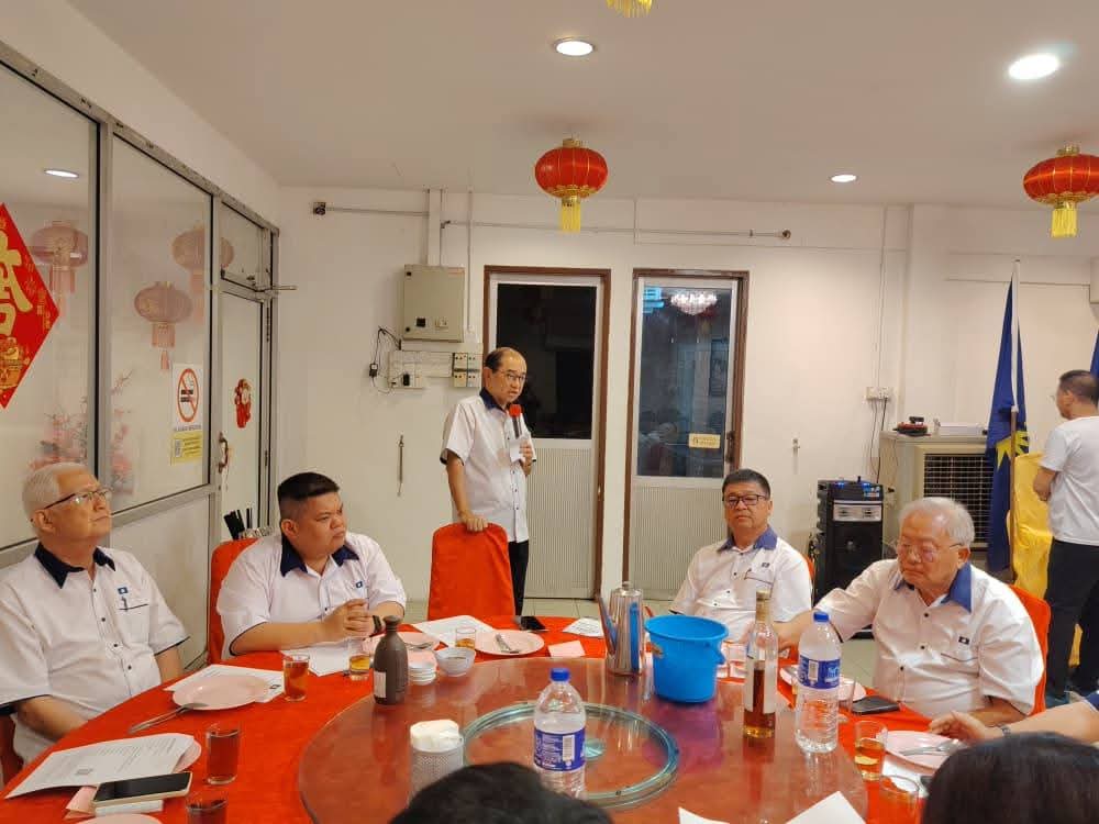 马汉顺为马华霹雳州东区区会常年代表大会主持开幕,并在大会上发言。 马汉顺为马华霹雳州东区区会常年代表大会主持开幕,并在大会上发言。