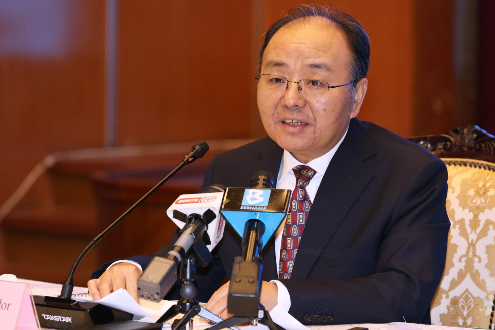 欧阳玉靖指出,中方愿本著互惠互利、协商一致原则,同马方保持密切沟通,不断巩固和提升双边人员往来便利化水平。 欧阳玉靖指出,中方愿本著互惠互利、协商一致原则,同马方保持密切沟通,不断巩固和提升双边人员往来便利化水平。