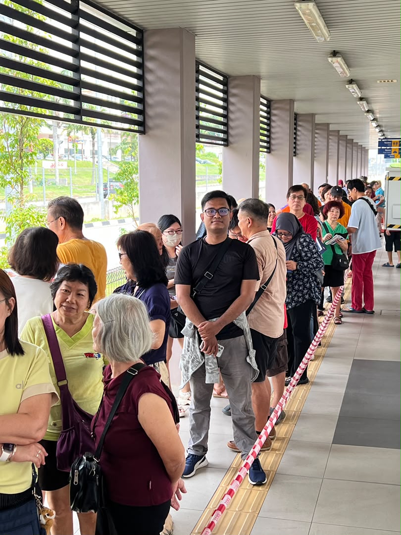 现场的民众遵守秩序排队。 现场的民众遵守秩序排队。