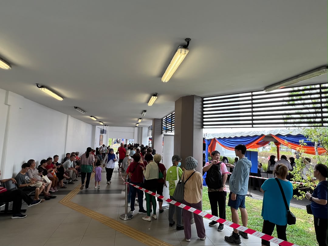估计引至少200名民众排队。 估计引至少200名民众排队。