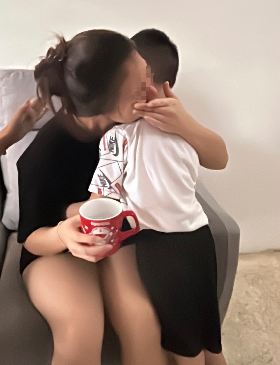 孔秀萍接过水杯后，当场紧紧抱住孩子，泪水再也止不住地夺眶而出。