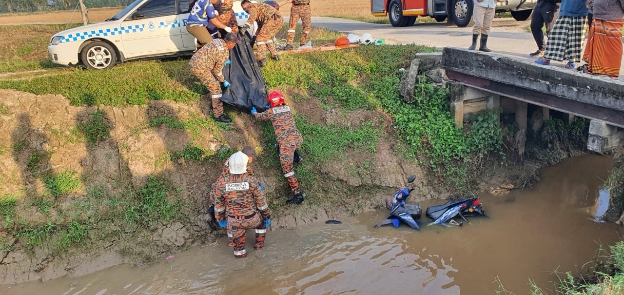 消拯员协助将死者遗体移上岸,并交由警方作进一步调查及后续处理。 消拯员协助将死者遗体移上岸,并交由警方作进一步调查及后续处理。