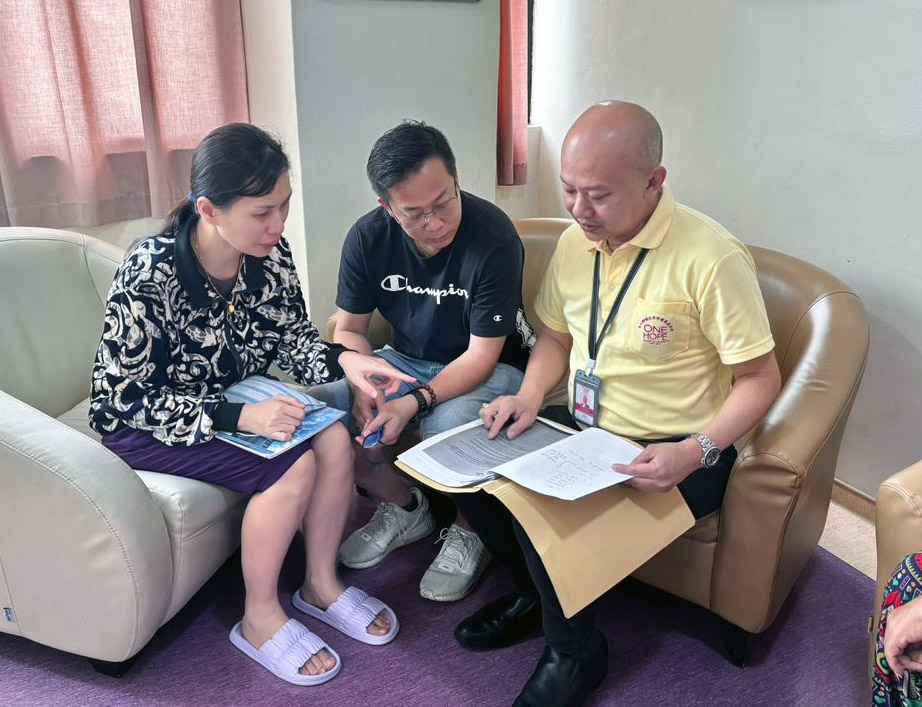 大山脚瑶池金母慈善基金会团队前往医院探访李锦汶，蔡瑞豪（右）向母亲及父亲了解其治疗情况及家庭困境。