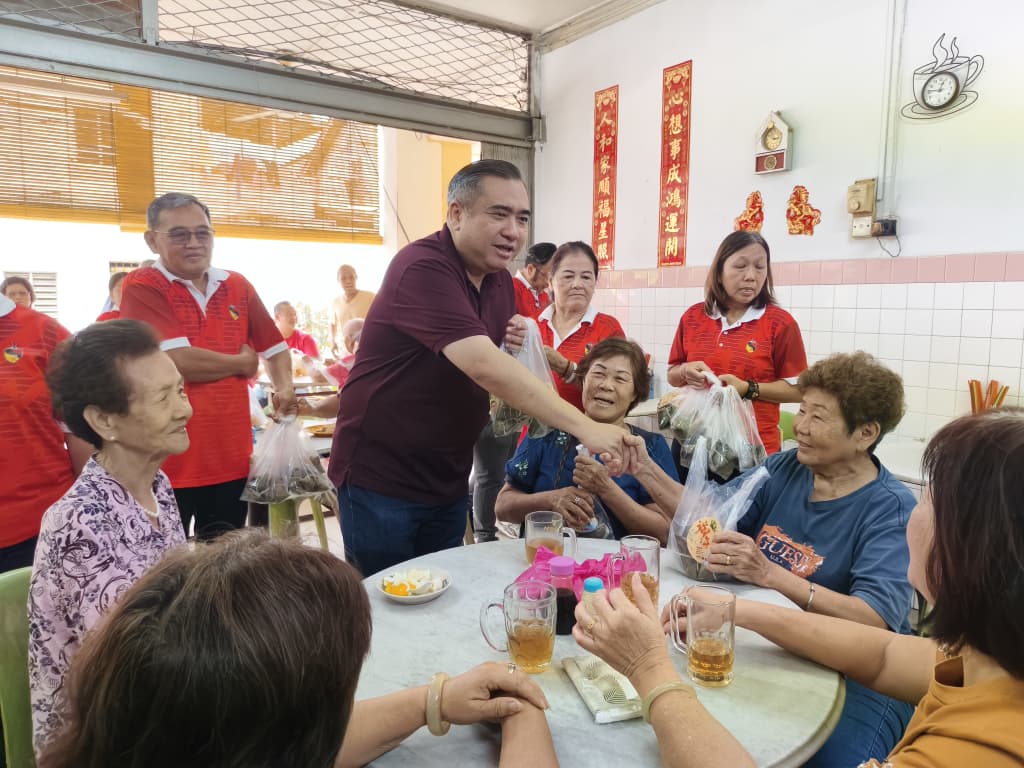 陆兆福（站者左2）派发粽子予民众时，深受大家热烈欢迎与爱戴。