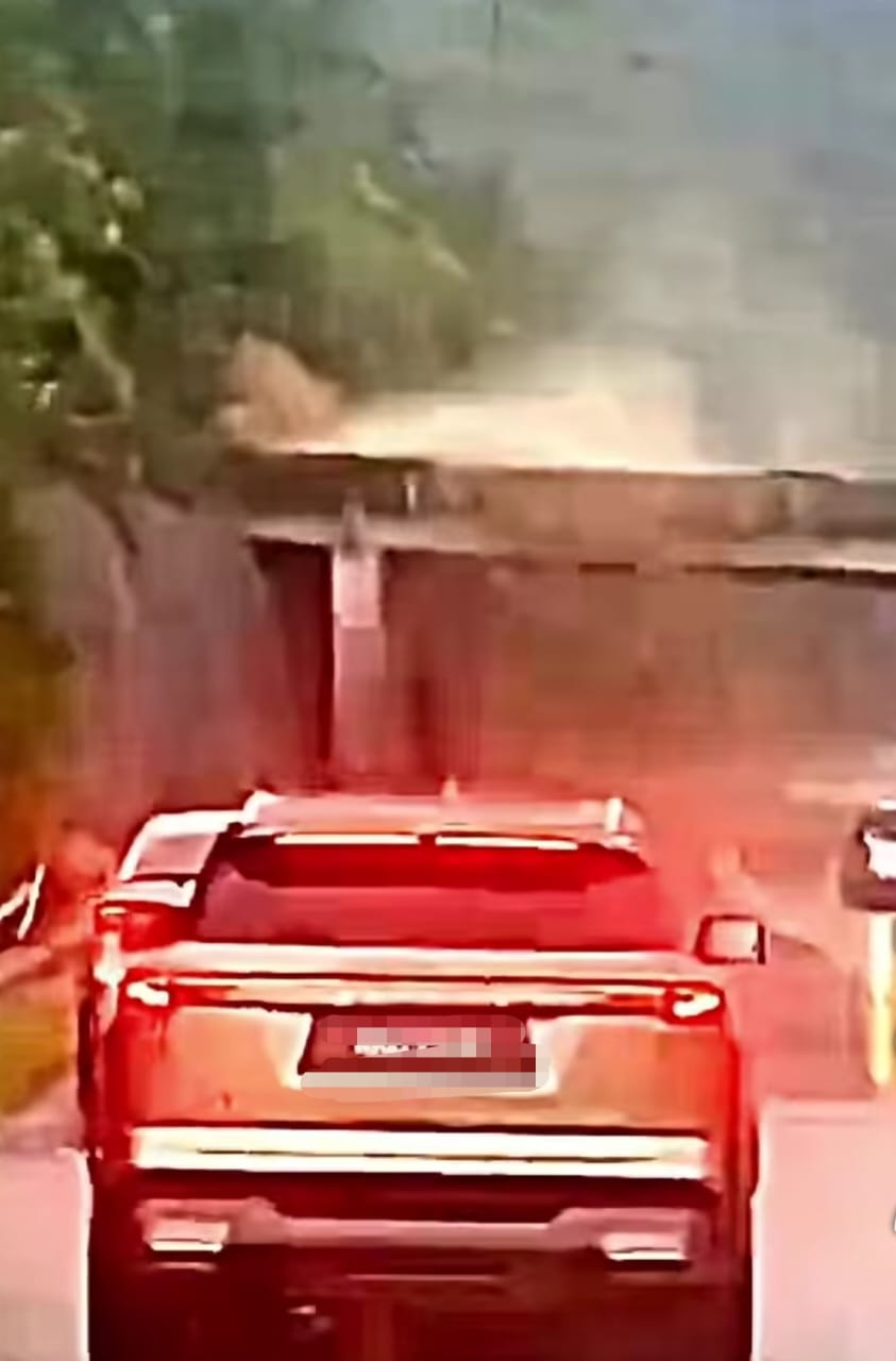 面对来势汹汹的黄泥水,部分驾驶者冒险涉水而过,也有车主选择停车观察,不敢贸然前进。 面对来势汹汹的黄泥水,部分驾驶者冒险涉水而过,也有车主选择停车观察,不敢贸然前进。