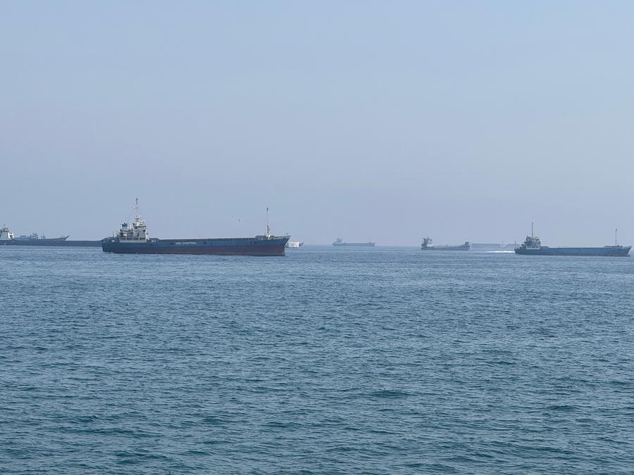 5月29日,在阿曼北部小镇海塞卜,滞留在霍尔木兹海峡水域的商船。(图取自新华社) 5月29日,在阿曼北部小镇海塞卜,滞留在霍尔木兹海峡水域的商船。(图取自新华社)