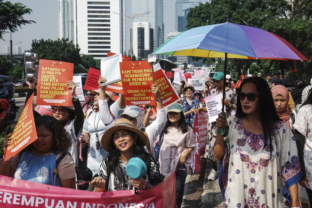 大批妇女拿著厨房用具,展示海报,走上街头反对政府的经济政策和不断上涨的生活成本。(图取自法新社) 大批妇女拿著厨房用具,展示海报,走上街头反对政府的经济政策和不断上涨的生活成本。(图取自法新社)