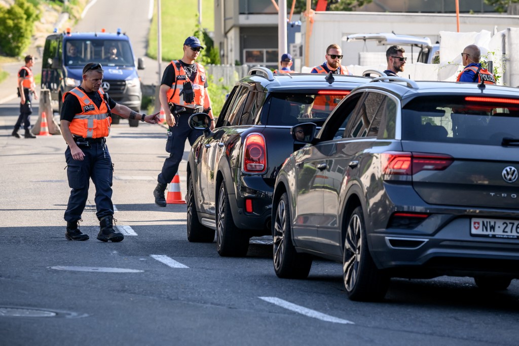 6月19日，警方封锁了位于琉森湖畔的比尔根山豪华酒店，原定在此举行旨在结束中东冲突的后续会谈。同日，瑞士宣布延后原定举行的中东冲突后续会谈。（图取自法新社）