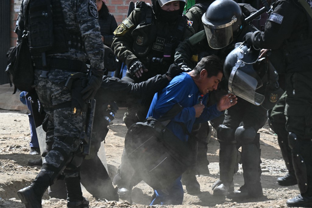 6月20日,一名男子在玻利维亚埃尔阿尔托市克鲁塞文蒂利亚的封锁区被捕。(图取自法新社) 6月20日,一名男子在玻利维亚埃尔阿尔托市克鲁塞文蒂利亚的封锁区被捕。(图取自法新社)