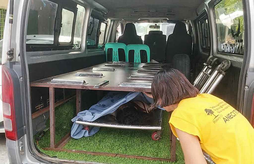 一名遇难学生的母亲珍妮琳·巴多里亚在救护车内看著女儿的遗体。(图取自法新社) 一名遇难学生的母亲珍妮琳·巴多里亚在救护车内看著女儿的遗体。(图取自法新社)