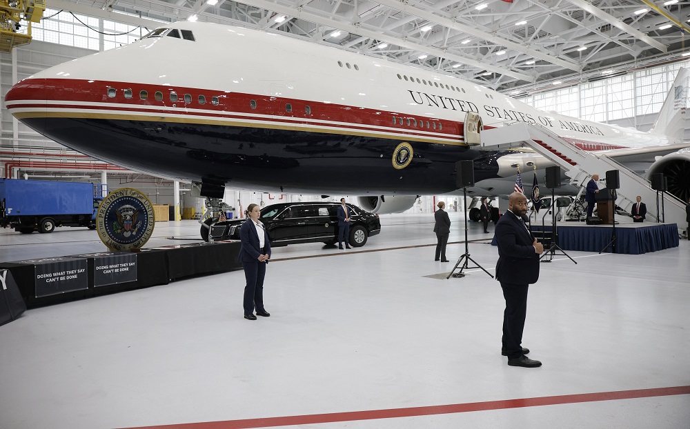 卡塔尔赠送给美国总统特朗普的新“空军一号”专机,周五在美国马里兰州安德鲁斯联合基地的一个机库内首次亮相,其白色机身上带有红色条纹,机腹为深蓝色。(图取自法新社) 卡塔尔赠送给美国总统特朗普的新“空军一号”专机,周五在美国马里兰州安德鲁斯联合基地的一个机库内首次亮相,其白色机身上带有红色条纹,机腹为深蓝色。(图取自法新社)
