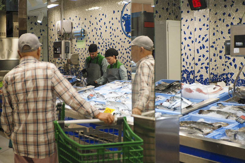 西班牙连锁超市龙头梅尔卡多纳(Mercadona)今年宣布,为了经济效益,未来将撤除卖场内的鱼铺,仅销售处理好、包装好的鱼片和鱼块,将导致西班牙年轻人能接触、购买鲜鱼的地点大大减少。(图取自中央社) 西班牙连锁超市龙头梅尔卡多纳(Mercadona)今年宣布,为了经济效益,未来将撤除卖场内的鱼铺,仅销售处理好、包装好的鱼片和鱼块,将导致西班牙年轻人能接触、购买鲜鱼的地点大大减少。(图取自中央社)