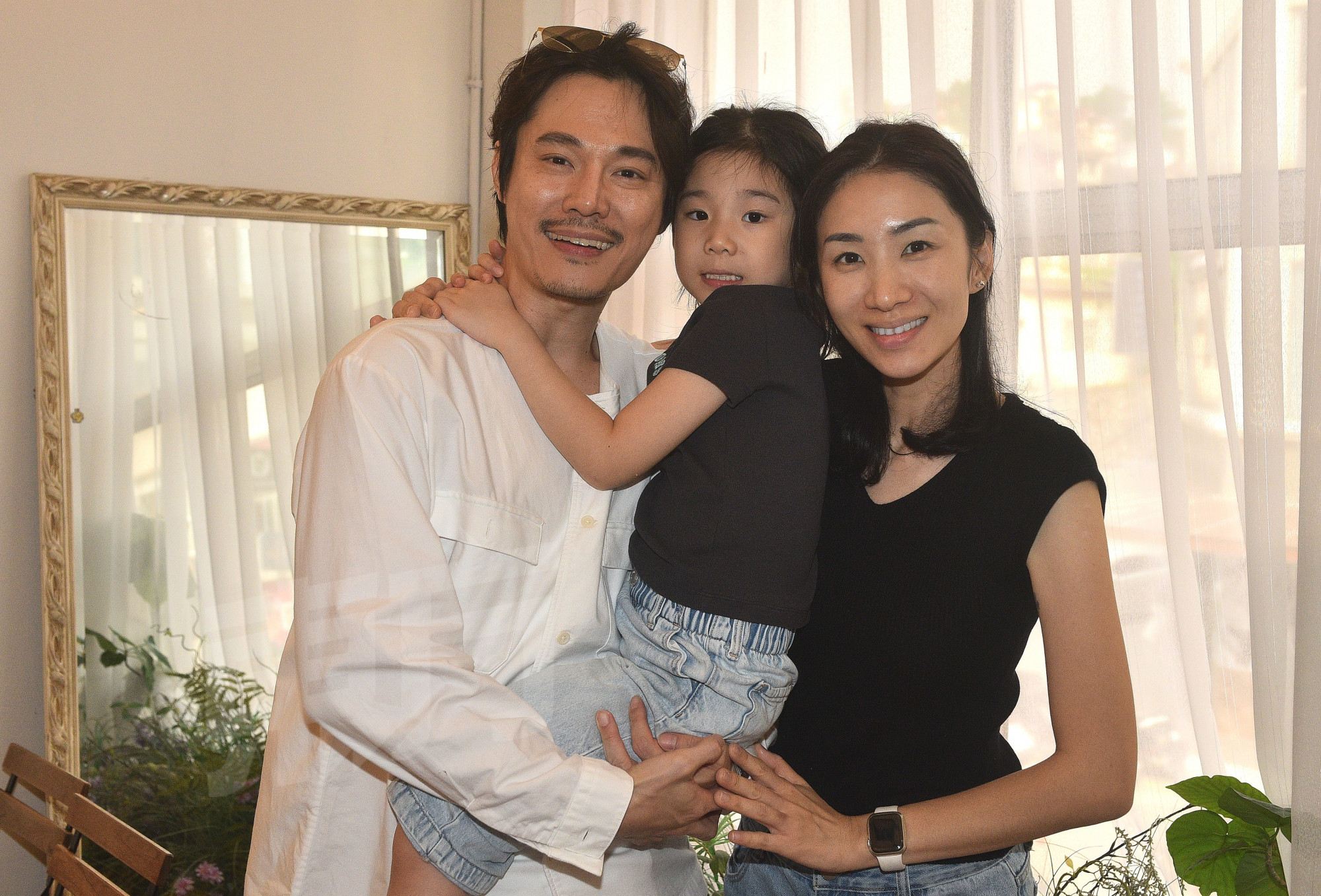 李浩菖近来与太太及两个女儿的日常家庭影片,因真实又接地气圈粉无数。 李浩菖近来与太太及两个女儿的日常家庭影片,因真实又接地气圈粉无数。
