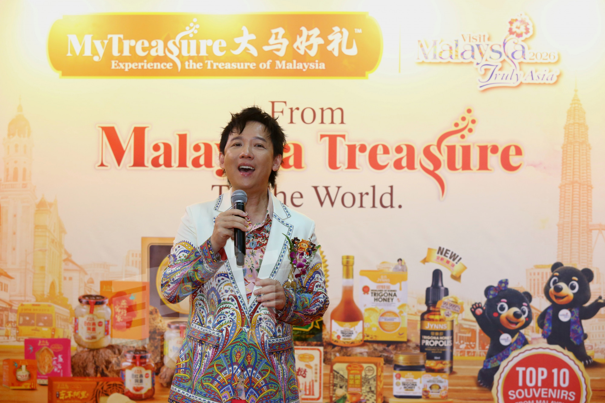阿牛在KLIA 2高唱《用马来西亚的天气来说爱你》,现场不少本地及外国游客都开心拍掌及合唱,气氛十分炽热。 阿牛在KLIA 2高唱《用马来西亚的天气来说爱你》,现场不少本地及外国游客都开心拍掌及合唱,气氛十分炽热。