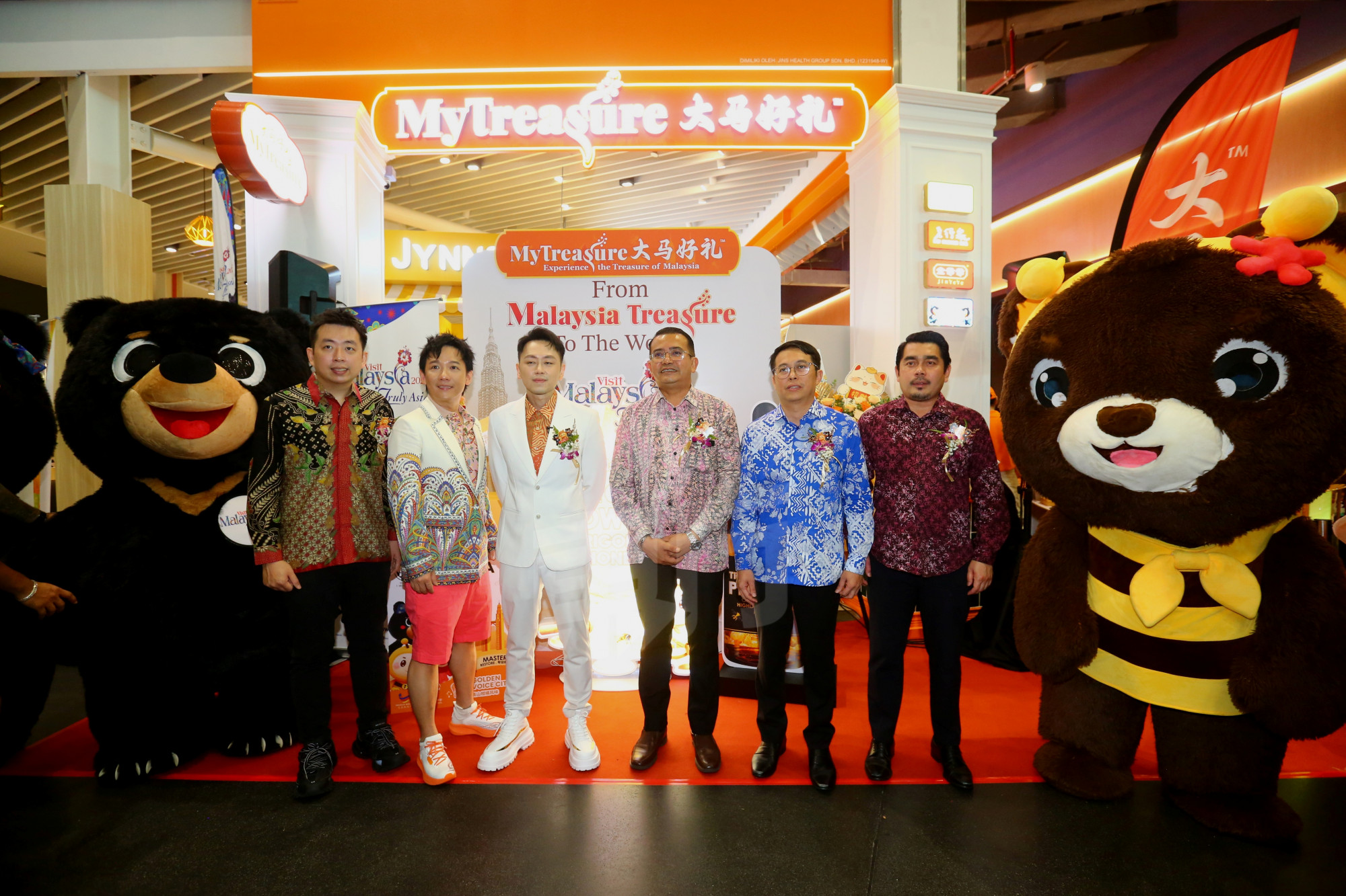 阿牛(左二)今亮相金氏集团在KLIA 2开设首家养生体验馆“大马好礼 MyTreasure”的开幕活动。 阿牛(左二)今亮相金氏集团在KLIA 2开设首家养生体验馆“大马好礼 MyTreasure”的开幕活动。
