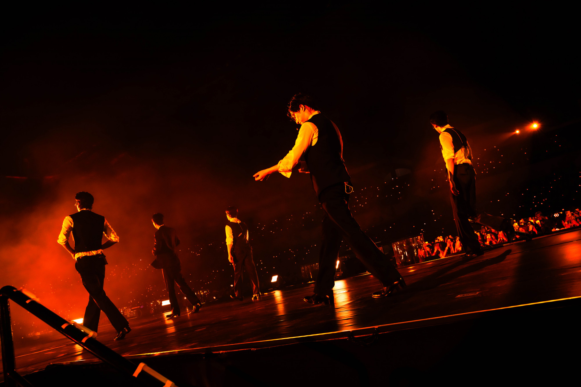 EXO随后一连带来《PLAYBOY》、《Artificial Love》、《The Eve》及《Love Shot》,性感舞姿再度掀起全场高潮,震耳欲聋的尖叫声席卷整个场馆。唱到最后成员们也陆续脱下外套,白衬衫也几乎被汗水浸湿,火辣舞台让粉丝大饱眼福。 EXO随后一连带来《PLAYBOY》、《Artificial Love》、《The Eve》及《Love Shot》,性感舞姿再度掀起全场高潮,震耳欲聋的尖叫声席卷整个场馆。唱到最后成员们也陆续脱下外套,白衬衫也几乎被汗水浸湿,火辣舞台让粉丝大饱眼福。
