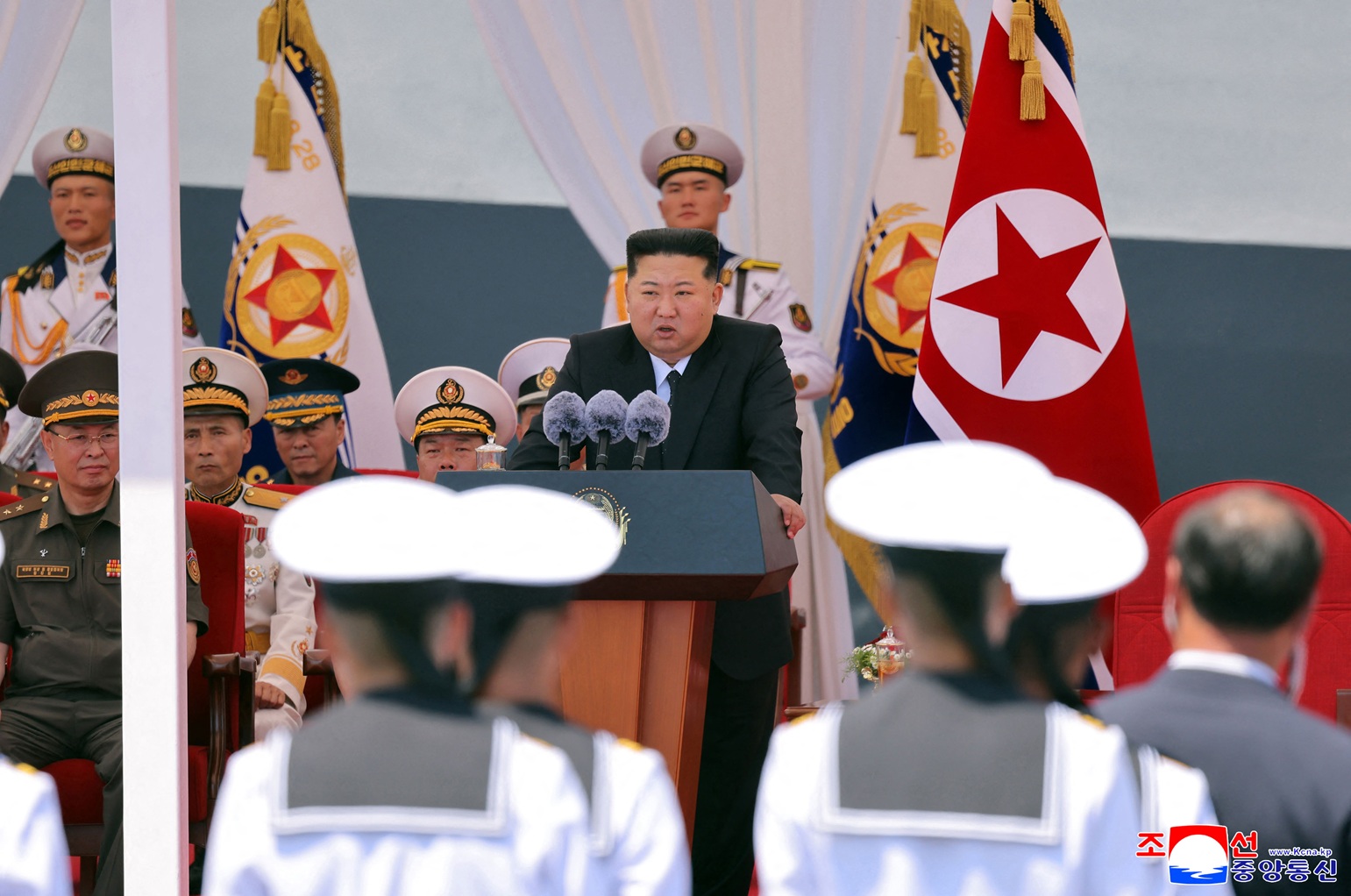 朝鲜最高领导人金正恩周二在南浦港，为新型多用途驱逐舰“崔贤”入列典礼发表讲话。（图取自朝中社/法新社）