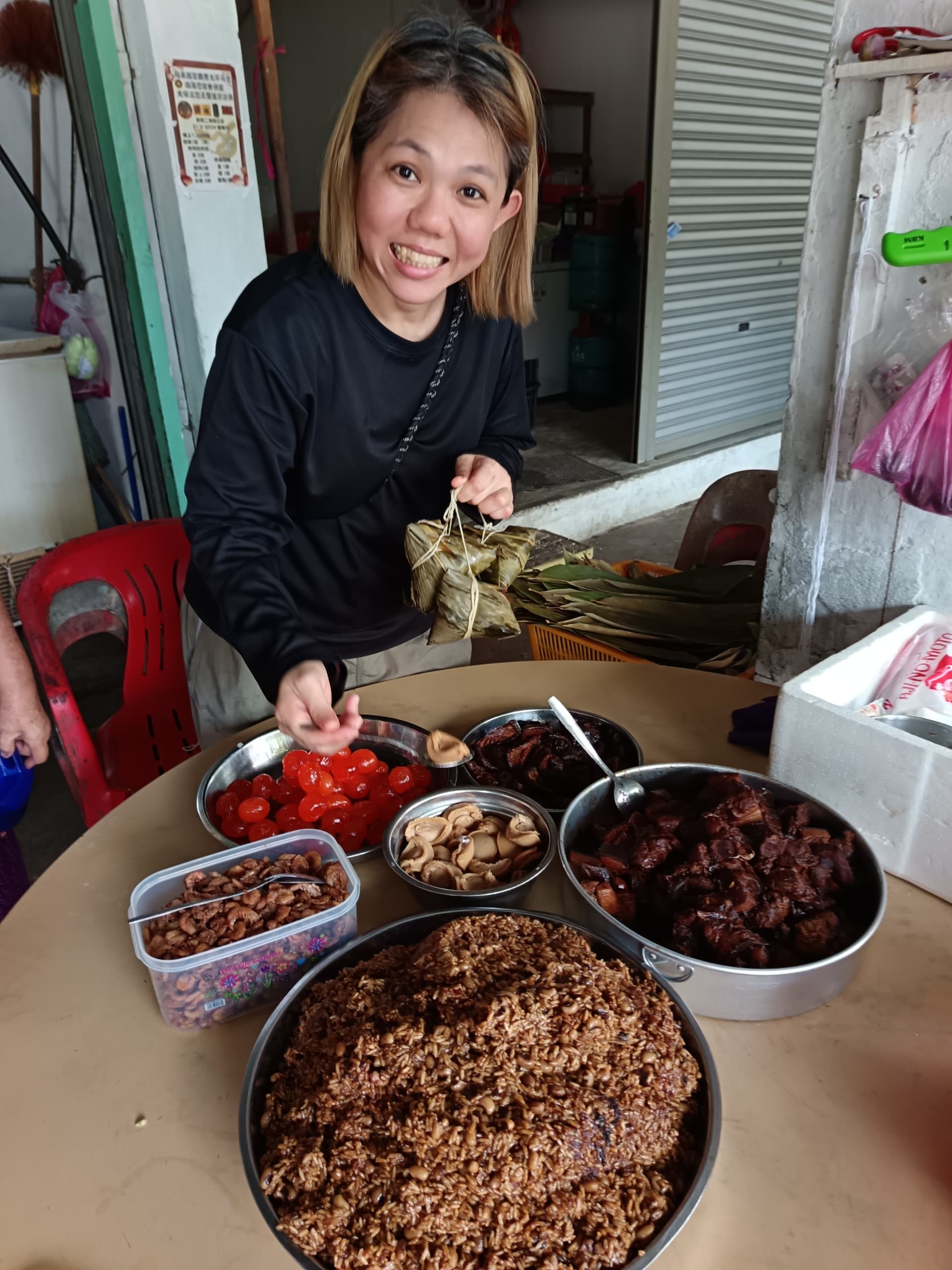 马登村委会秘书林淑婷也特地到场学习裹粽。