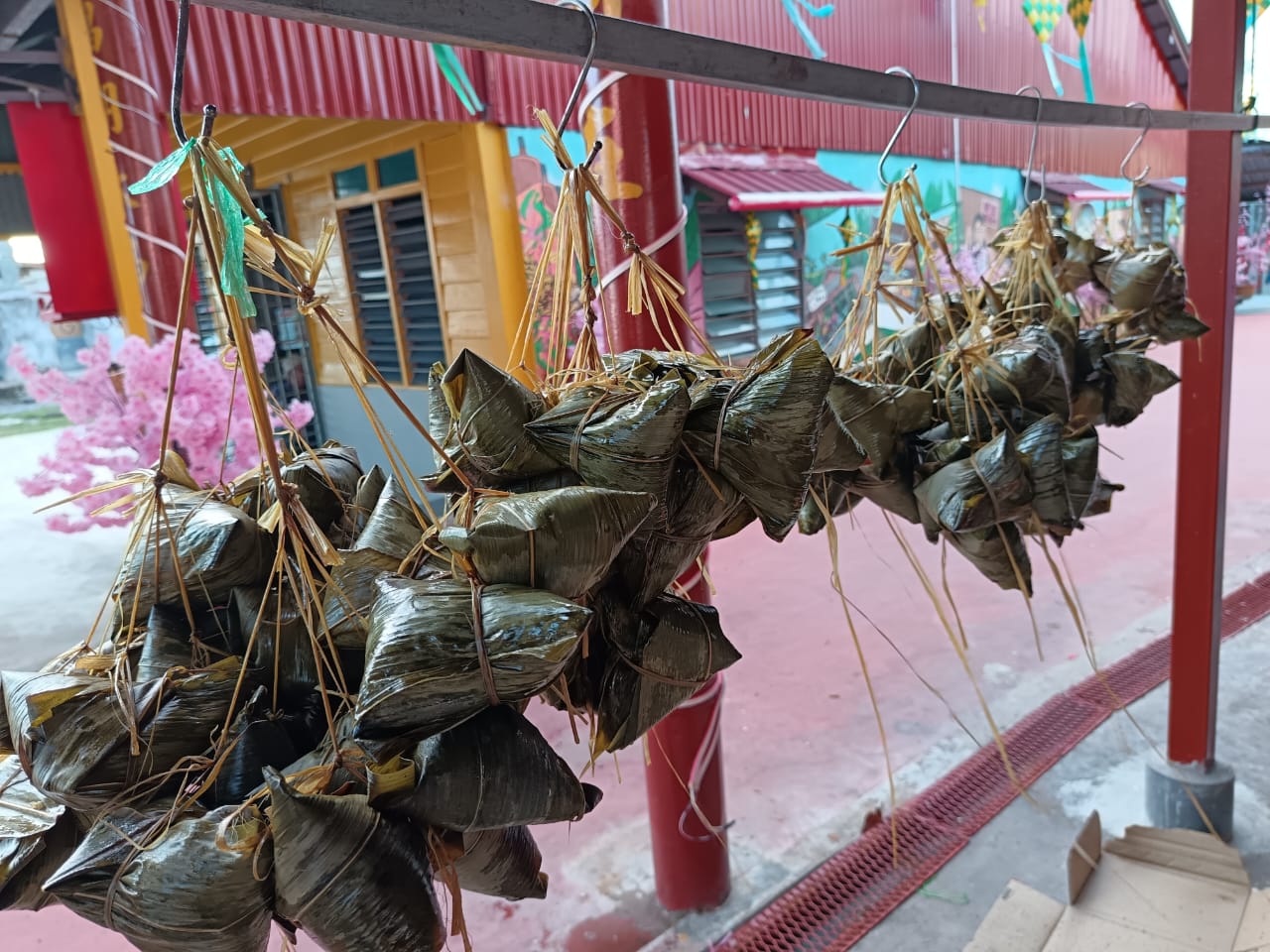 原本只是供人拍照打卡的“昌明小巷”，这个端午节却意外飘起阵阵粽香。