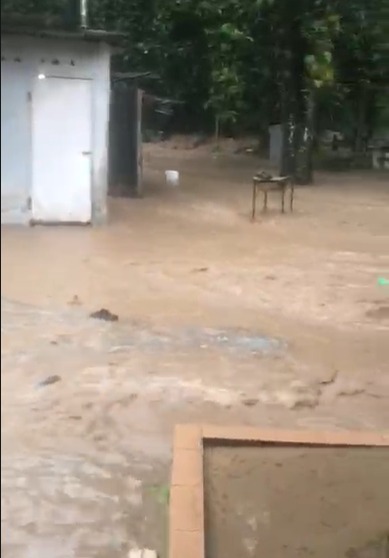 由于河流水位高涨且水流湍急,相关单位持续监测现场情况。(图由消拯局提供) 由于河流水位高涨且水流湍急,相关单位持续监测现场情况。(图由消拯局提供)
