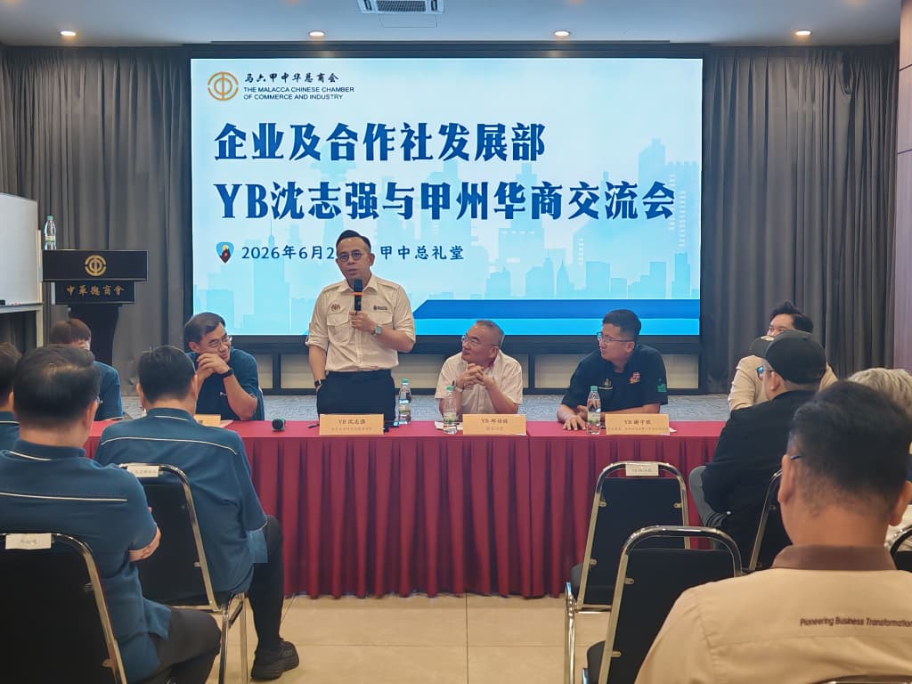 沈志强(站者)与马六甲华商交流,坐者右2起为谢守钦、邱培栋和孙栋梁。 沈志强(站者)与马六甲华商交流,坐者右2起为谢守钦、邱培栋和孙栋梁。