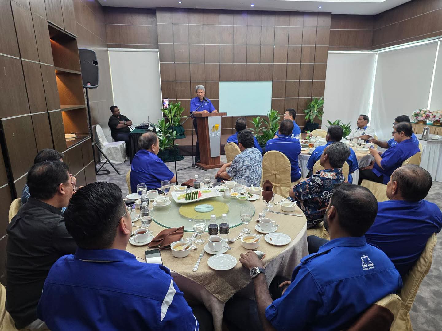 莫哈末哈山促各成员党著手设立竞选行动室;会上并未触及敏感的议席分配课题。 莫哈末哈山促各成员党著手设立竞选行动室;会上并未触及敏感的议席分配课题。