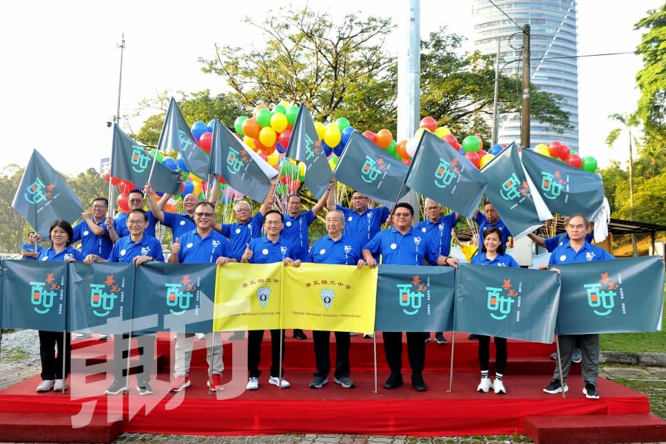 一众嘉宾于台上挥旗及主持起跑仪式，为“2026年尊孔万人行”揭开序幕；前排左起为詹美云、陈正锦、罗文森、吴明槟、沈德和、徐国华、吴秀环及邓宏智等人。