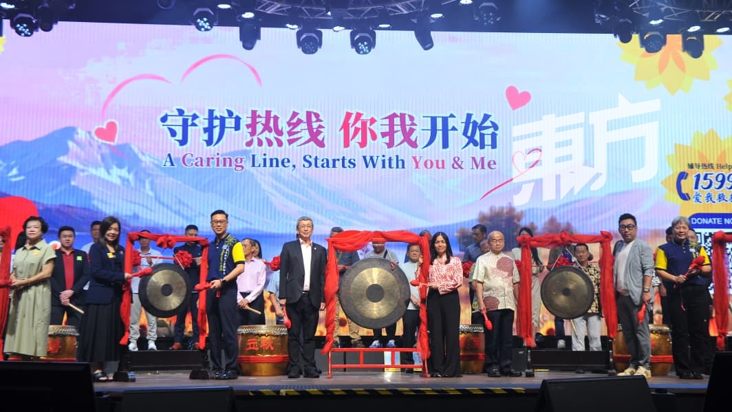 张念群(右4)与林福山(右5)等嘉宾及捐助人共同主持鸣锣和剪彩仪式,现场气氛热烈。前排左起为黄凤翔、翁隆秋、施丰前、郭泳霖。 张念群(右4)与林福山(右5)等嘉宾及捐助人共同主持鸣锣和剪彩仪式,现场气氛热烈。前排左起为黄凤翔、翁隆秋、施丰前、郭泳霖。