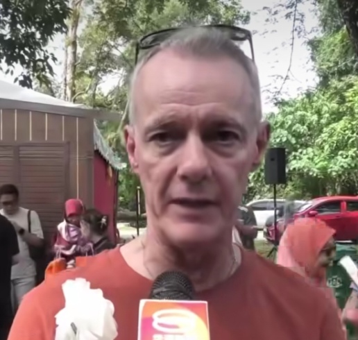 来自英国的麦克表示,这是人生中第一次参观如此大型的婚礼文化嘉年华。 来自英国的麦克表示,这是人生中第一次参观如此大型的婚礼文化嘉年华。