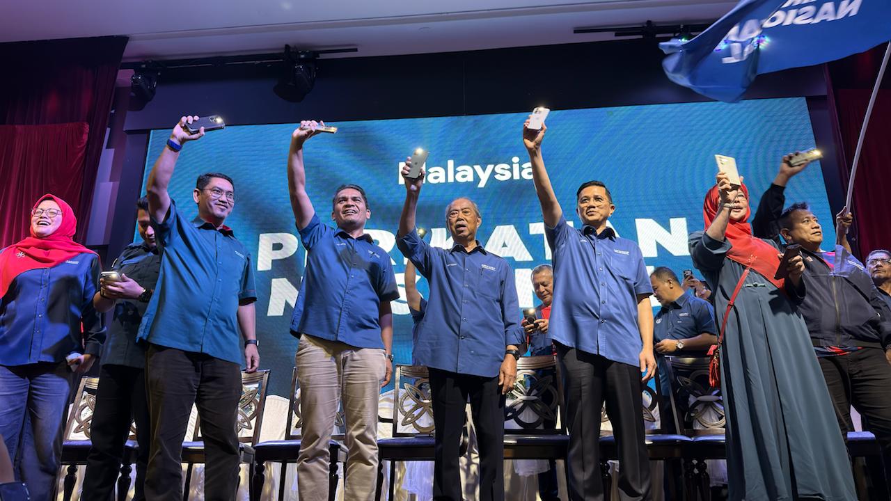 慕尤丁(左3)带领全体党员高唱党歌。 慕尤丁(左3)带领全体党员高唱党歌。