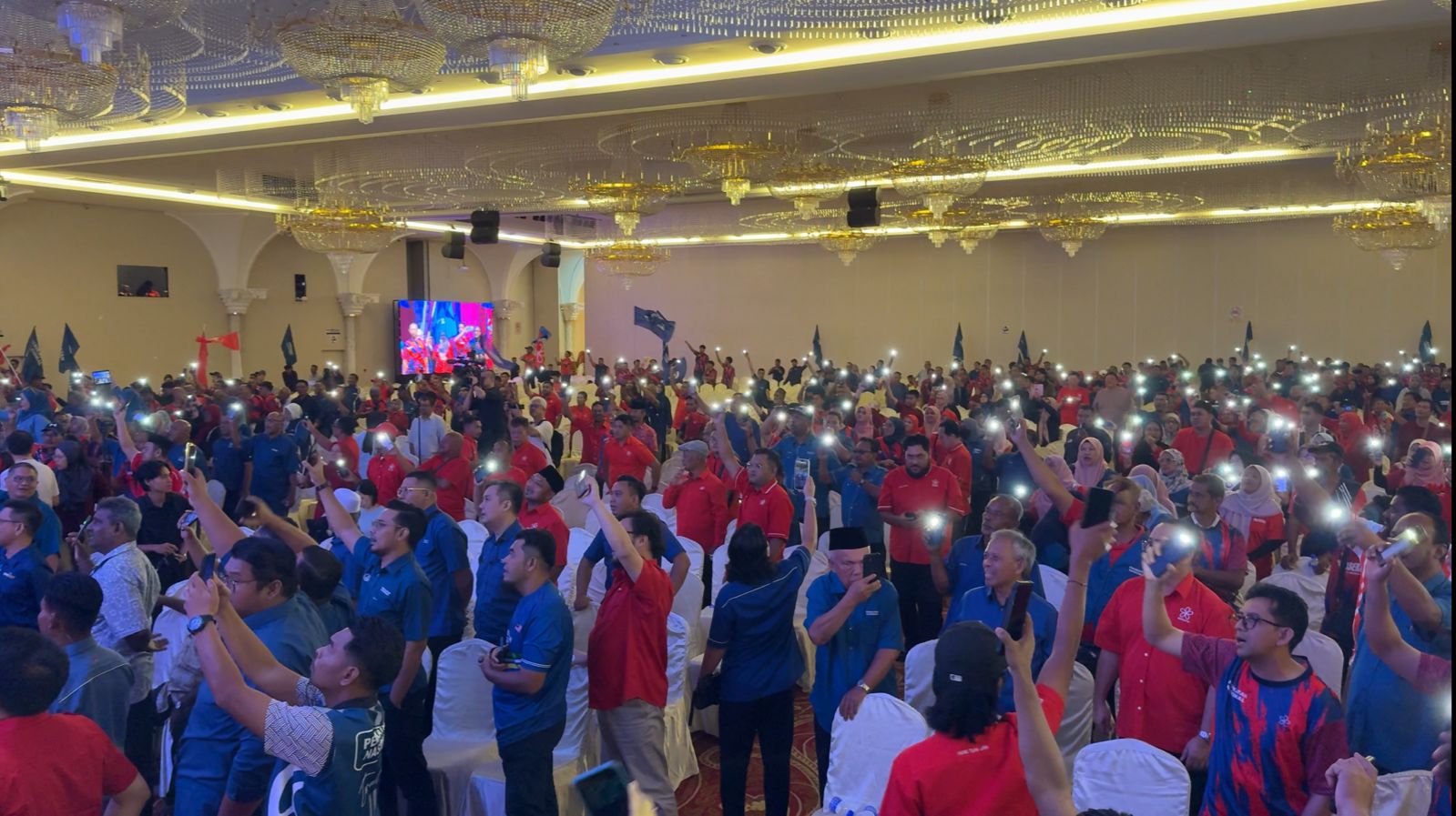 逾2000人出席土团党柔佛州竞选机制启动仪式,气势高昂。 逾2000人出席土团党柔佛州竞选机制启动仪式,气势高昂。