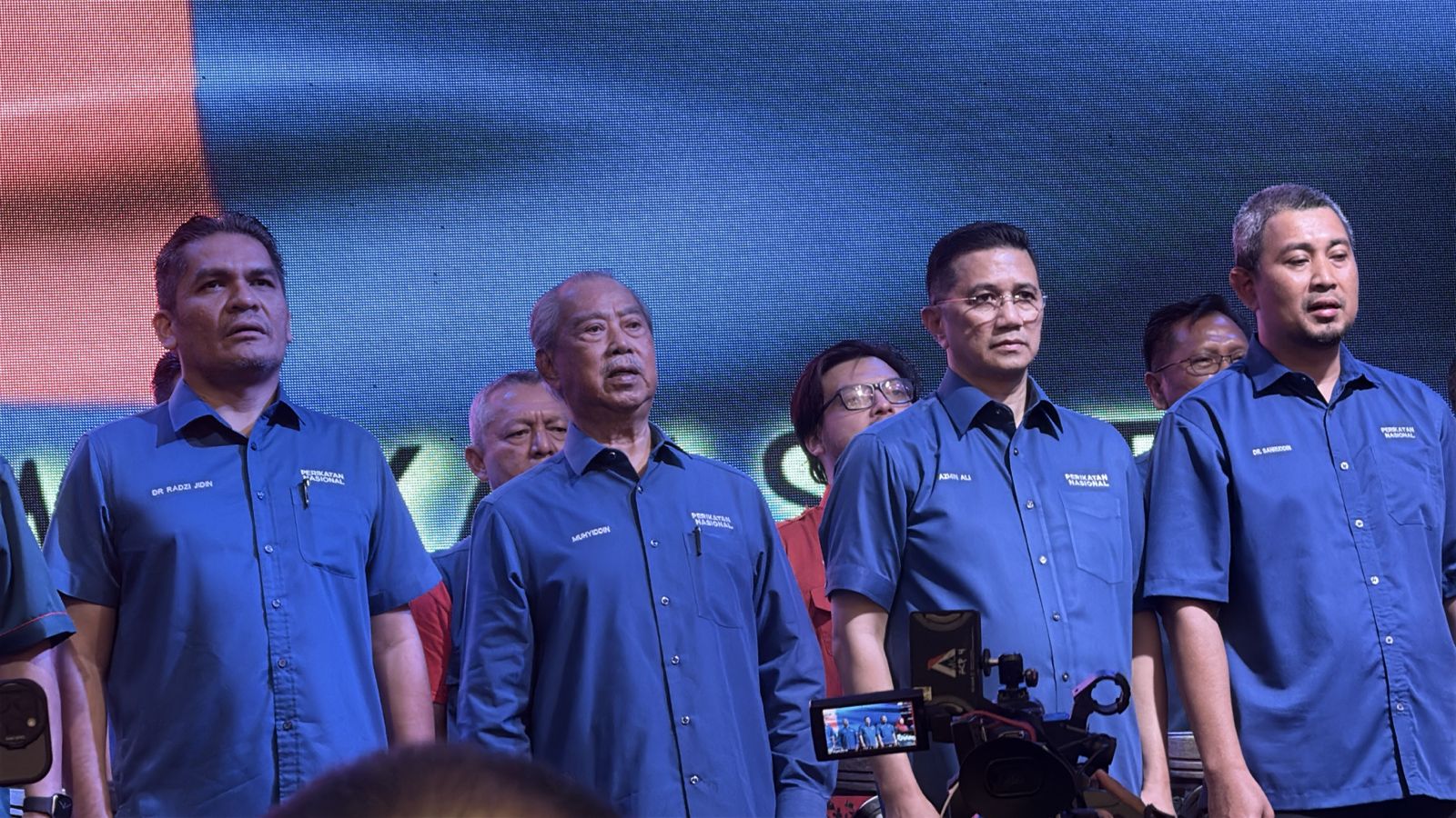 土团党领袖呼吁党员要自强,力求在柔佛州选中取得佳绩。左起为莫哈末拉兹吉丁、慕尤丁、阿兹敏以及萨鲁丁嘉玛。 土团党领袖呼吁党员要自强,力求在柔佛州选中取得佳绩。左起为莫哈末拉兹吉丁、慕尤丁、阿兹敏以及萨鲁丁嘉玛。