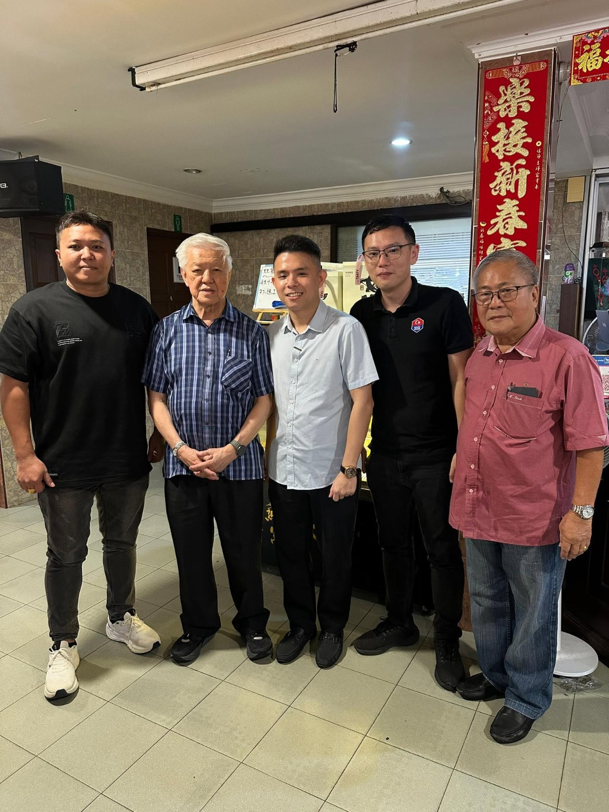 蔡细历(左2)与马华森布隆区会进行交流;右2为李廷汉。(照片取自李廷汉面子书) 蔡细历(左2)与马华森布隆区会进行交流;右2为李廷汉。(照片取自李廷汉面子书)