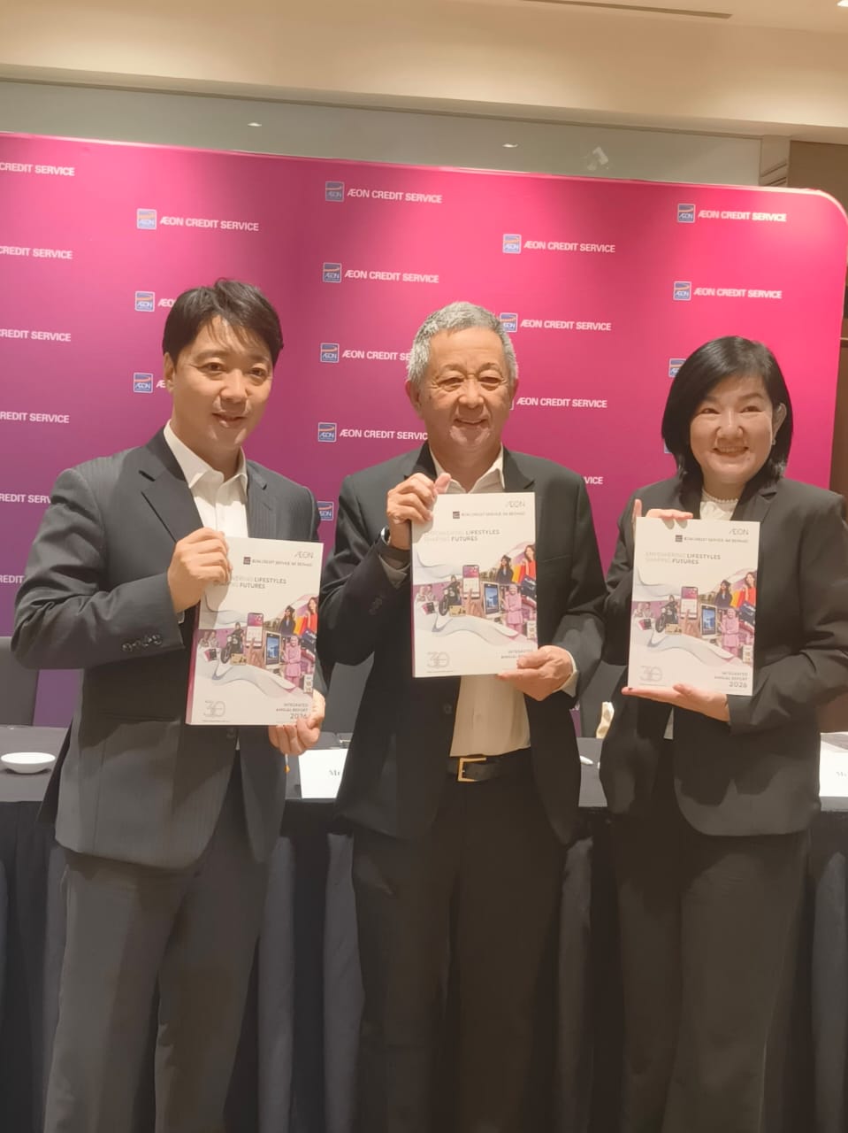 为永旺信贷董事经理前田大辅永（左起）、主席黄永吉和首席财务员李秀枝在记者会结束后合影。（摄影：曾国章）