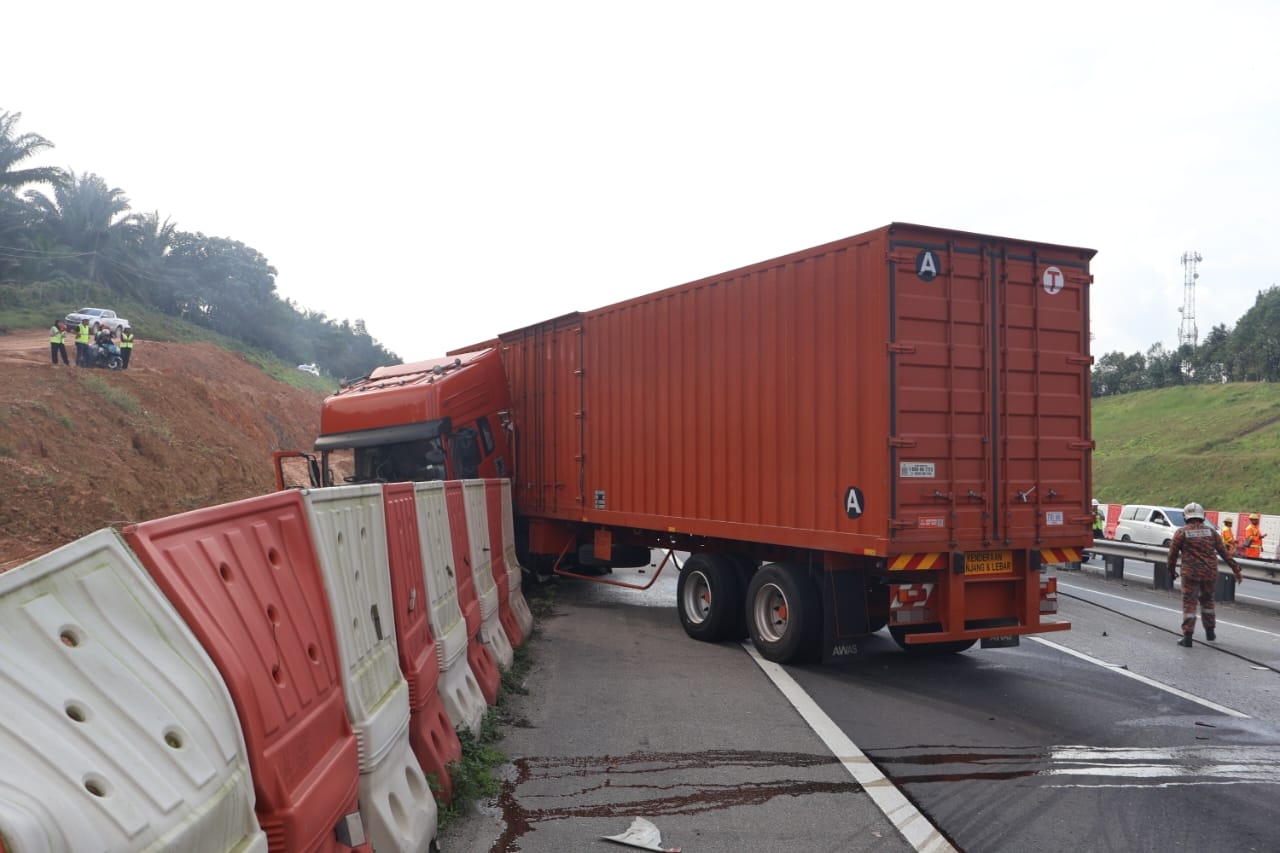 另一辆拖格罗里则撞上道路左侧的施工范围。(图由警方提供) 另一辆拖格罗里则撞上道路左侧的施工范围。(图由警方提供)