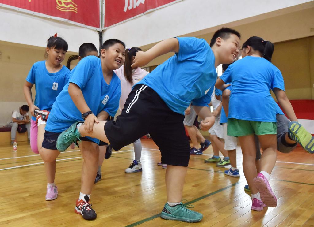 2015年7月16日,在“小壮壮”暑期训练营,学生正在进行趣味训练。(图取自新华社) 2015年7月16日,在“小壮壮”暑期训练营,学生正在进行趣味训练。(图取自新华社)