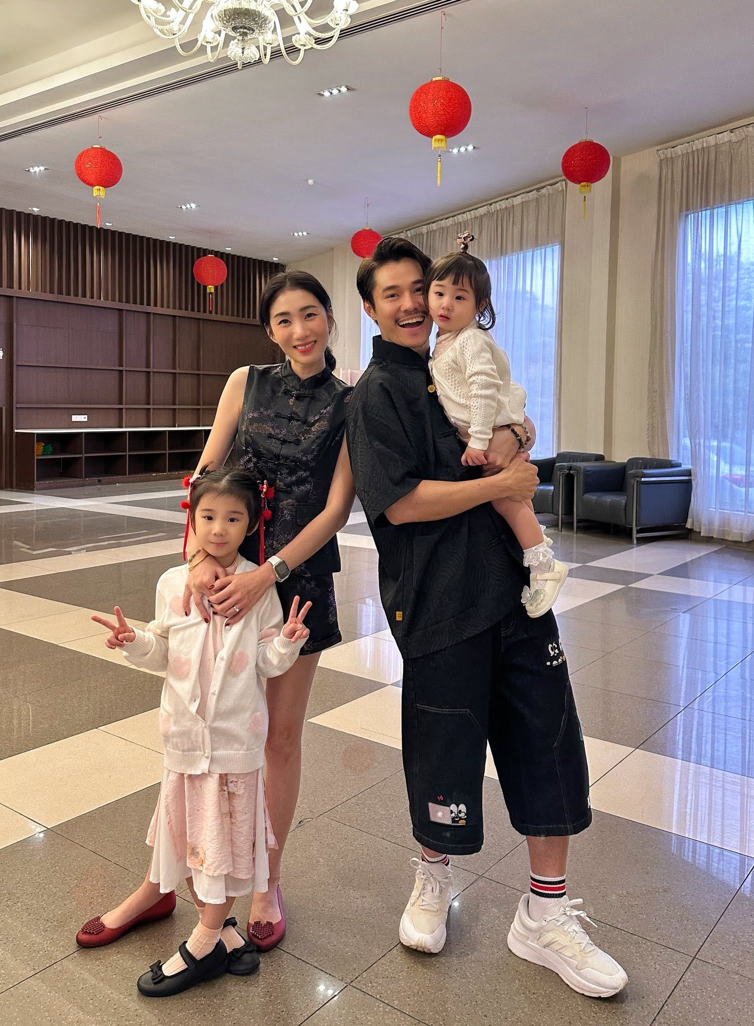 李浩菖和Kate的小女儿也是影片中的小主角之一,经常跟著爸爸一起捣蛋作弄妈妈。 李浩菖和Kate的小女儿也是影片中的小主角之一,经常跟著爸爸一起捣蛋作弄妈妈。