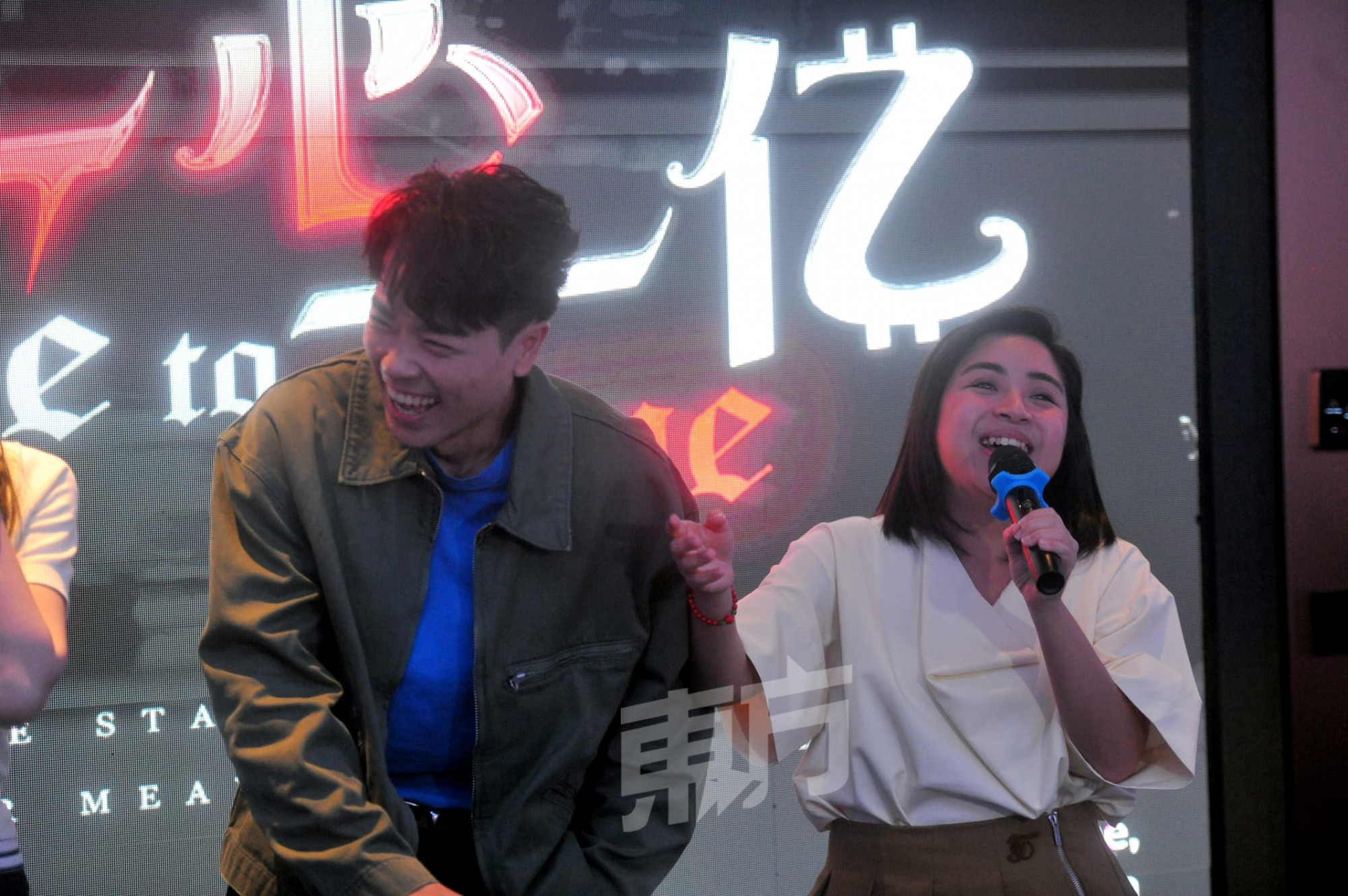 邓旭妗(右)在剧中饰演冯玮佺的妹妹“王美娥”,同时也是一名律师。除了与郭晓东(左)发展感情线,也和“凯文”(Kevin,吴清年饰)擦出火花,让她笑喊:“夹在两个帅哥之间,真的是左右为难。” 邓旭妗(右)在剧中饰演冯玮佺的妹妹“王美娥”,同时也是一名律师。除了与郭晓东(左)发展感情线,也和“凯文”(Kevin,吴清年饰)擦出火花,让她笑喊:“夹在两个帅哥之间,真的是左右为难。”